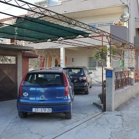 Apartman Apartments With Parking Space Trogir - 9455
