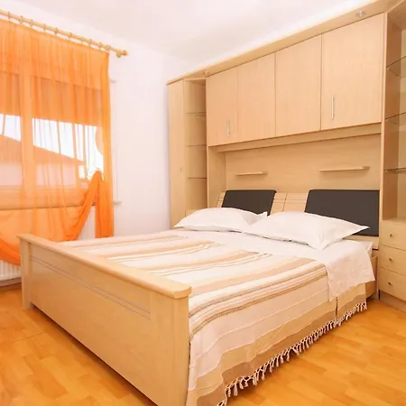 Apartman Apartments With Parking Space Trogir - 9455 Trogir