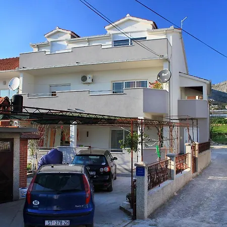 Apartman Apartments With Parking Space Trogir - 9455